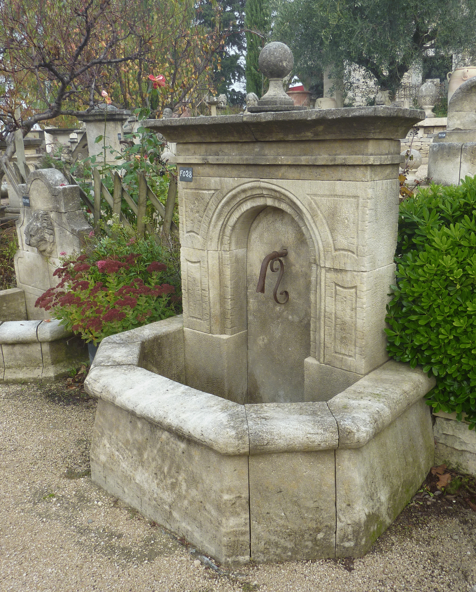Fontaine Niche ABFO28 - Hand Carved French Limestone Fountain
